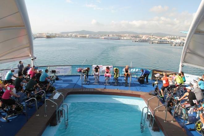 Los participantes de la prueba a bordo del buque.