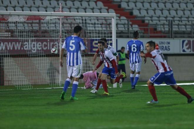 Jugadores celebrando uno de los tantos del partido. (FOTO: andaluciainformacion.es)