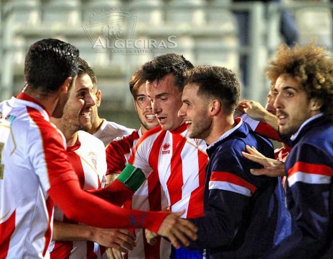 Celebración del gol de Chico ante la Hoya Lorca.