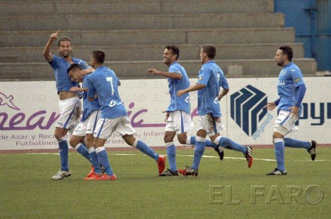 Los jugadores melillenses celebran su único tanto. (FOTO: El Faro de Melilla)