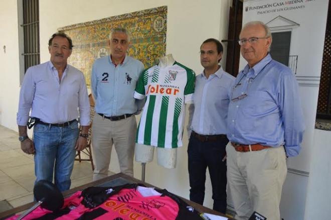 Presentación de las nuevas camisetas del Sanluqueño. (FOTO: Paco Bernal)