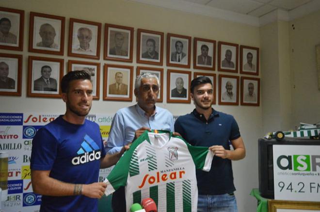 Parada y Forjan posan con la camiseta verdiblanca.