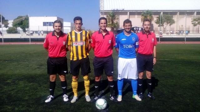 Ambos capitanes con el trio arbitral.