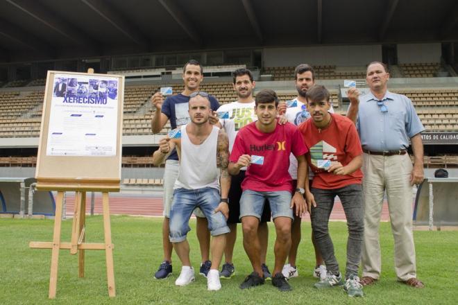 Varios jugadores y el entrenador posando con el carnet. (Foto: Xerez CD)