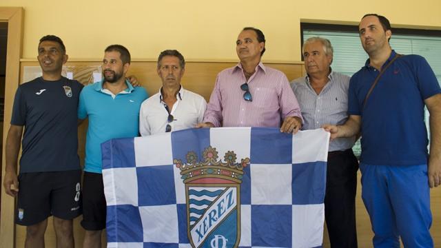 El cuerpo técnico a su presentación.