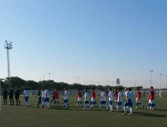 Los jugadores del Recreativo y del Xerez saltan al campo.