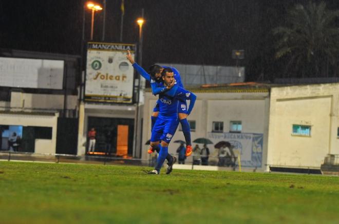 Isra celebra uno de sus goles en El Palmar. (FOTO: Xerez CD)