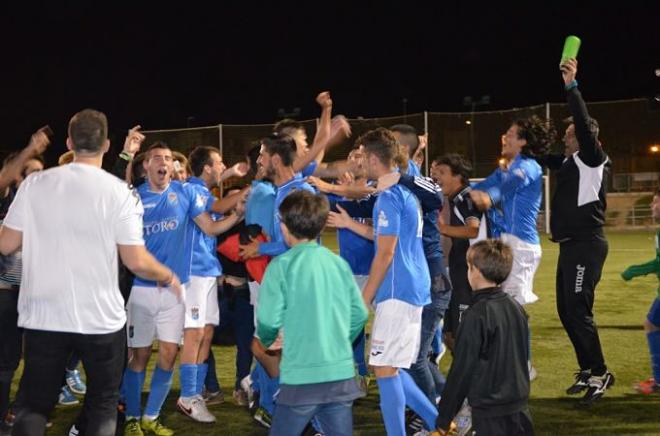 Jugadores del Xerez celebran el ascenso en La Canaleja.