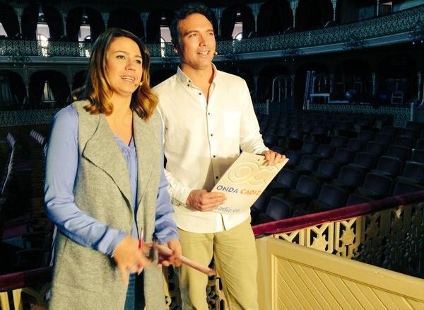 Enrique Miranda, junto a Mirian Peralta (Onda Cádiz) en el Gran Teatro Falla.