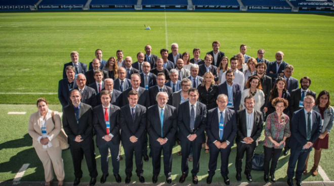 Foto de familia del acto en Barcelona (Foto: Cádiz CF).