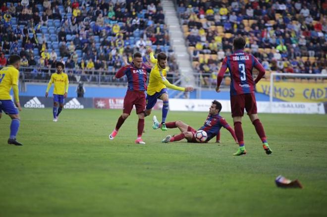 Una jugada del Cádiz-Levante de esta temporada (Foto: Cristo García).