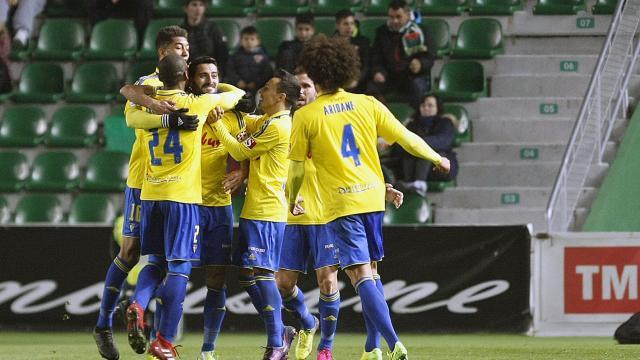 El Cádiz celebra un gol ante el Elche. (Foto: LaLiga).