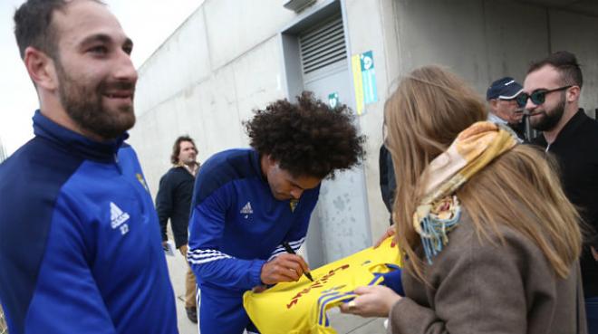 Aridane firma autógrafos tras el entrenamiento del Cádiz (Foto: CCF).