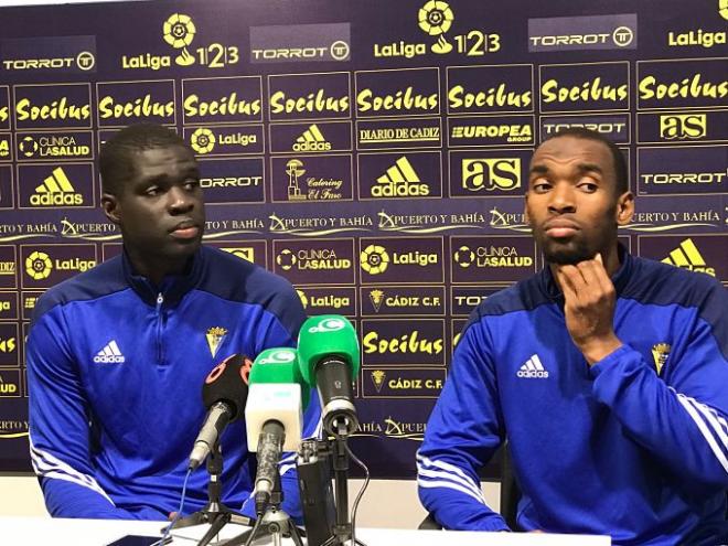 Sankaré, junto a Abdullah, en la rueda de prensa (Foto: Nacho Limón).