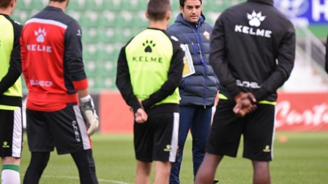 El técnico de los alicantinos durante el entrenamiento de este martes (Foto: Elche CF).