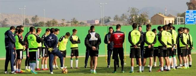 Los futbolistas del bloque alicantino en un entrenamiento.