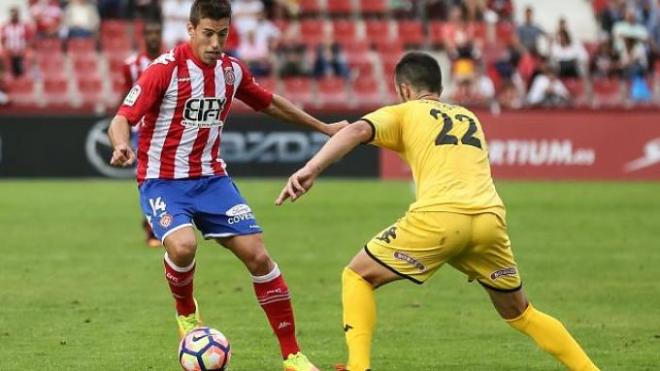 Rubén Alcaraz conduce un balón (Foto: LFP).