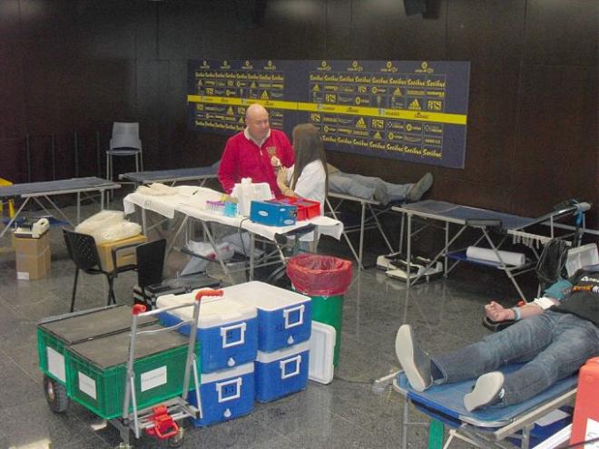 Varios cadistas, durante la donación (Foto: Cádiz CF).