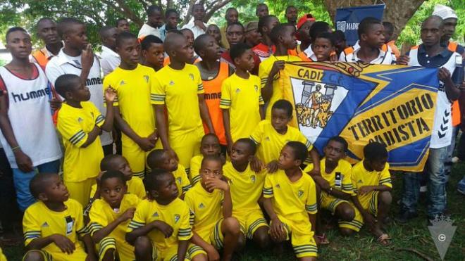 Jóvenes de Mozambique con la camiseta del Cádiz (Foto: CCF).