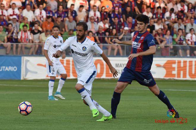 Disputa de balón entre el Huesca y el Getafe (Foto: LaLiga).