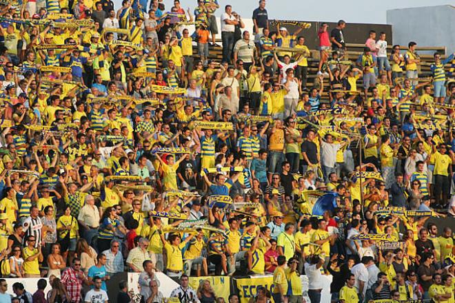 La afición del Cádiz durante un partido.