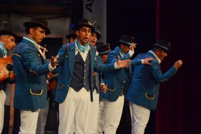 La comparsa de Tino Tovar en las tablas del Falla.(Foto: Onda Cádiz)