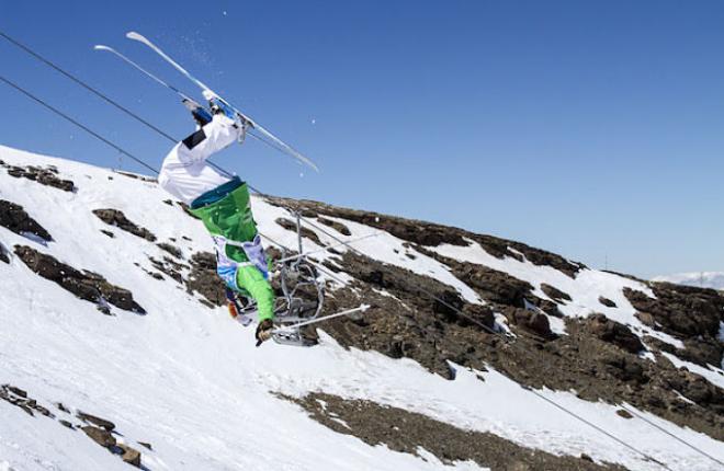 Esquiador profesional en Sierra Nevada.