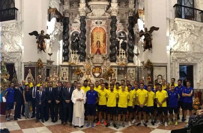 El Cádiz durante la ofrenda a la Patrona.