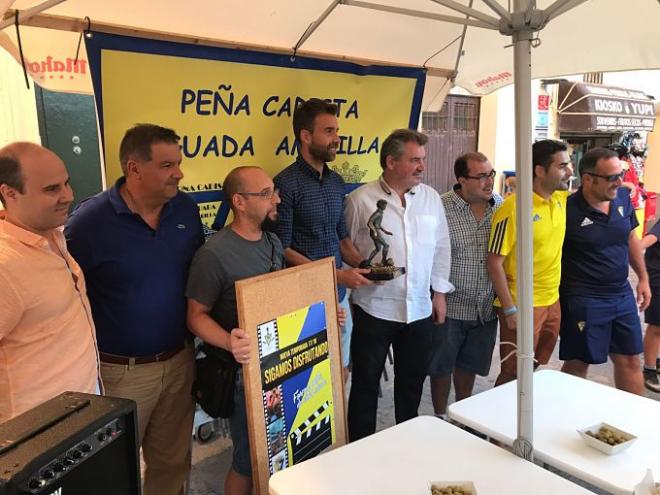 Vizcaíno, junto a Cifuentes, recogiendo el premio Aguada Amarilla (Foto: N. L.).