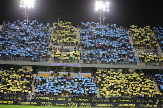 La afición del Cádiz, en las gradas de Carranza (Foto: Cristo García).