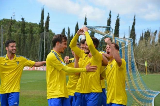 Los jugadores del filial celebrando un gol (Foto: CCF).