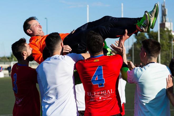 Dani Aso, entrenador del Teruel, manteado por sus jugadores (Foto: Dani Marzo).