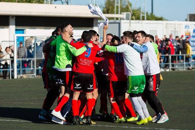 Los jugadores del Teruel celebran ser campeones (Foto: Dani Marzo).