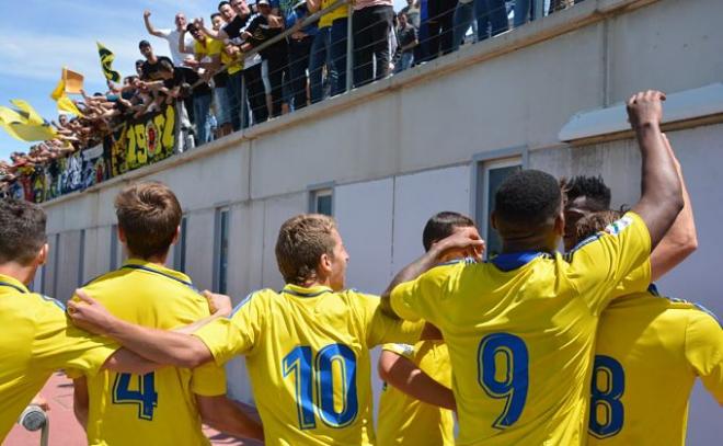 La plantilla del Cádiz B celebra un gol con su afición (Foto: CCF).