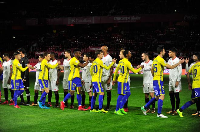 Los jugadores de ambos equipos se saludan antes del partido (Foto: Kiko Hurtado).