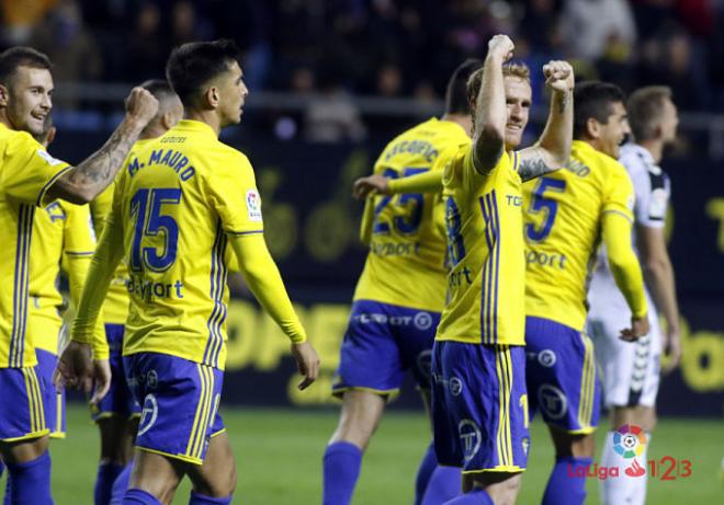 Álex Fernández celebra un gol amarillo (Foto: Cristo García).