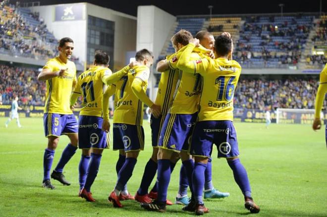 Los jugadores del Cádiz celebran el gol de Carrillo (Foto: Cristo García).