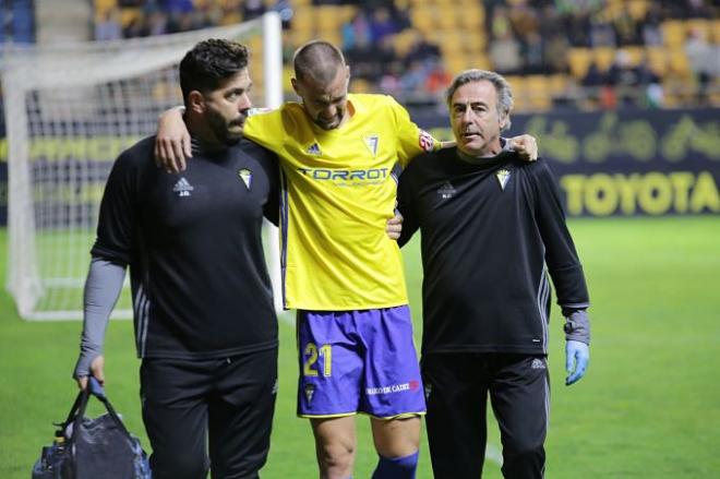 Carrillo, tras su lesión contra el Barcelona B (Foto: Cristo García).