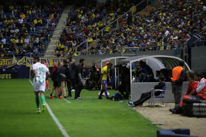 Garrido, camino del banquillo (Foto: Cristo García).