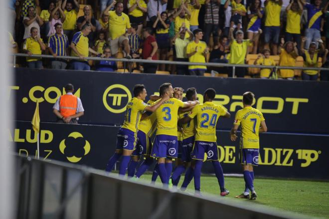 La plantilla del Cádiz celebra un gol de Álvaro (Foto: Cristo García).
