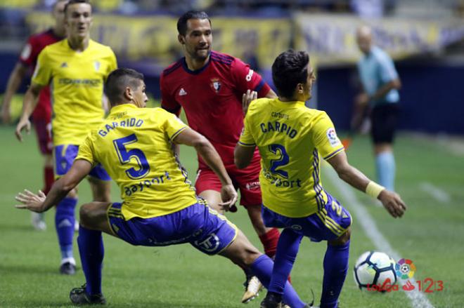 Garrido y Carpio disputan un balón frente al Osasuna (Foto: LaLiga).