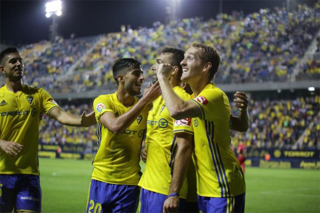 Los jugadores del Cádiz celebrando un gol (Foto: Cristo García).