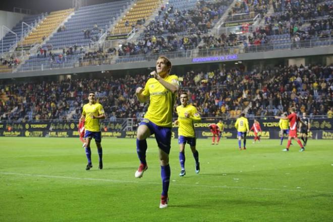 Álex Fernández celebrando un gol (Foto: Cristo García).