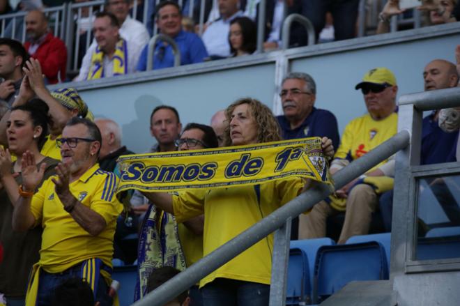 Aficionada del Cádiz antes del partido (Foto: Cristo García).