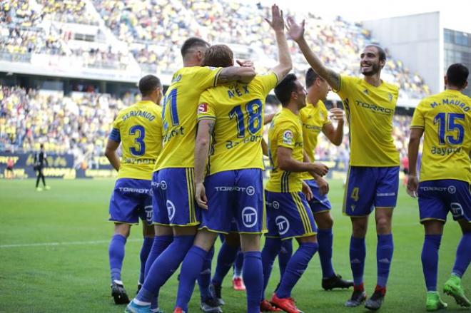 Los jugadores del Cádiz celebran un gol (Foto: Cristo García).