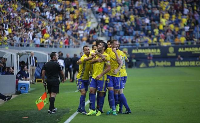 Los jugadores del Cádiz celebran el primer gol contra el Zaragoza (Foto: Cristo García)