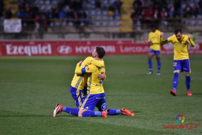 Kecojevic y Servando se abrazan al finalizar el partido (Foto: LaLiga).