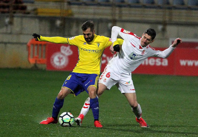 Perea, protegiendo el balón (Foto: LeonNoticias).