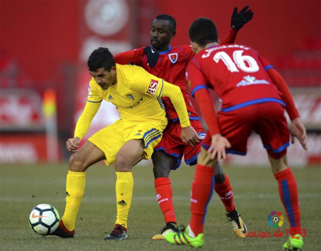 Garrido aguanta el balón en Soria (Foto: LaLiga).