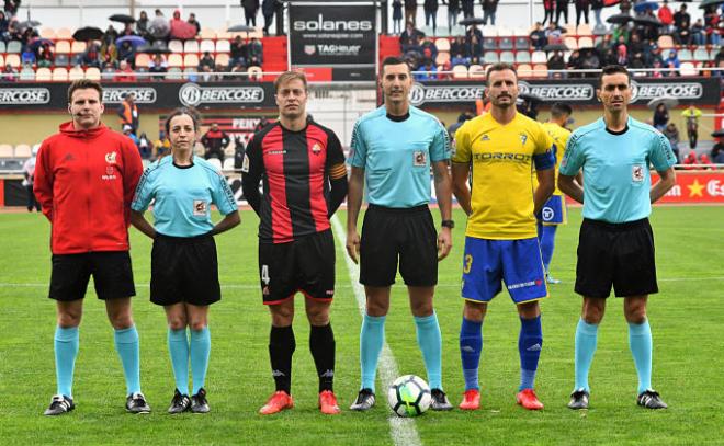Los capitanes del Reus y el Cádiz, junto a los árbitros antes del inicio del partido.